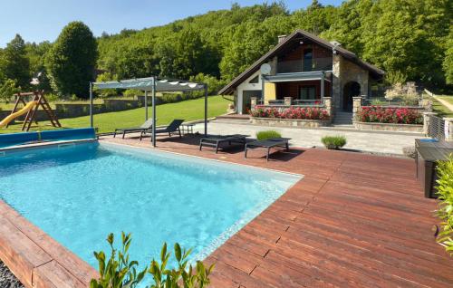 Peldbaseins, Awesome Home In Gospic With Sauna in Klanac