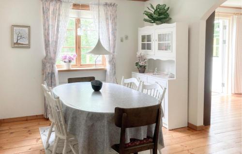 Hotelli välisilme, 2 Bedroom Beautiful Home In Knared in Tommared