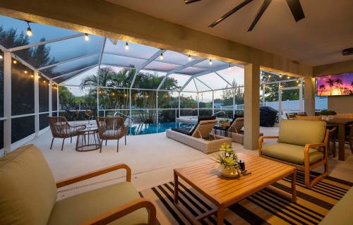 Infinity Escape - 3BR with Boat Dock and Southern Exposure in เคปคอรัล (FL)