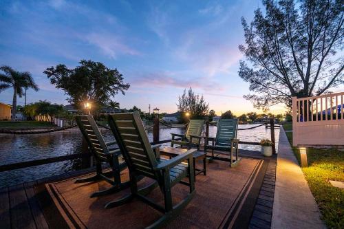 Infinity Escape - 3BR with Boat Dock and Southern Exposure in เคปคอรัล (FL)
