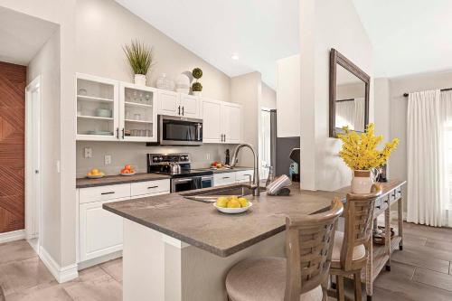 Infinity Escape - 3BR with Boat Dock and Southern Exposure in เคปคอรัล (FL)