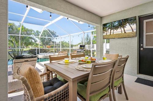 Infinity Escape - 3BR with Boat Dock and Southern Exposure in เคปคอรัล (FL)