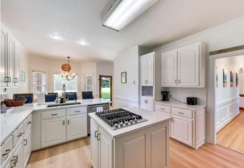 Spacious Home-Game Room - Private Pond - Sleeps 16 in Stallings (NC)
