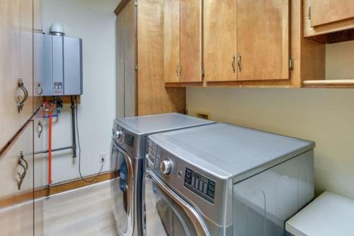 Spacious Home-Game Room - Private Pond - Sleeps 16 in Stallings (NC)