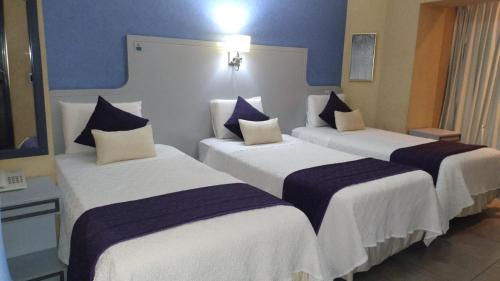 3 twin beds