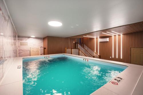 Lux Retreat with Indoor Swim Spa Game Lounge Theater Hot Tub Sauna