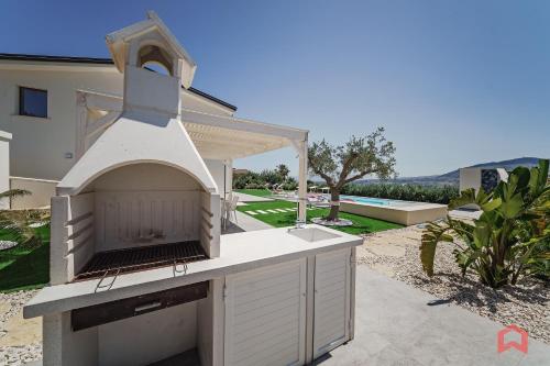 ทัศนียภาพภายนอกโรงแรม, Elegant Villa with Pool in Castellammare del Golfo in กาเซ ฟิออร์ดิลิโน