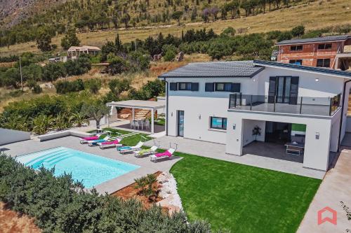 ทัศนียภาพภายนอกโรงแรม, Elegant Villa with Pool in Castellammare del Golfo in กาเซ ฟิออร์ดิลิโน