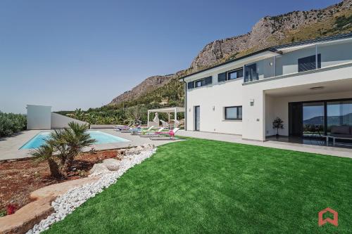 ทัศนียภาพภายนอกโรงแรม, Elegant Villa with Pool in Castellammare del Golfo in กาเซ ฟิออร์ดิลิโน