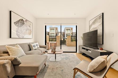 Bright 2-Level 3BR Home in Box Hill