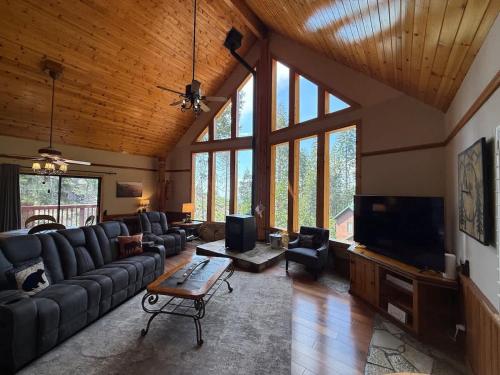 Ember Creek Cabin 3 Bedroom & Loft Family Retreat & Amazing Views in Shaver Lake (CA)