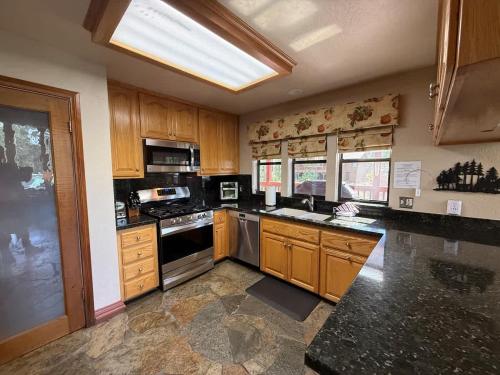 Ember Creek Cabin 3 Bedroom & Loft Family Retreat & Amazing Views in Shaver Lake (CA)