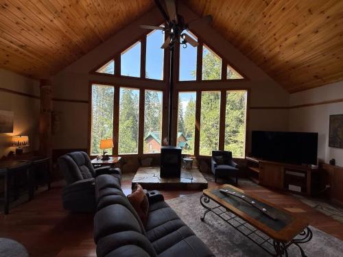 Ember Creek Cabin 3 Bedroom & Loft Family Retreat & Amazing Views in Shaver Lake (CA)