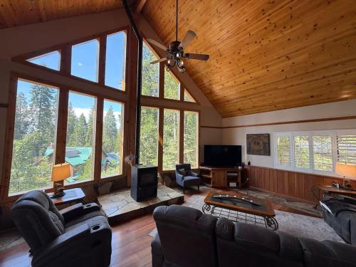 Ember Creek Cabin 3 Bedroom & Loft Family Retreat & Amazing Views in Shaver Lake (CA)