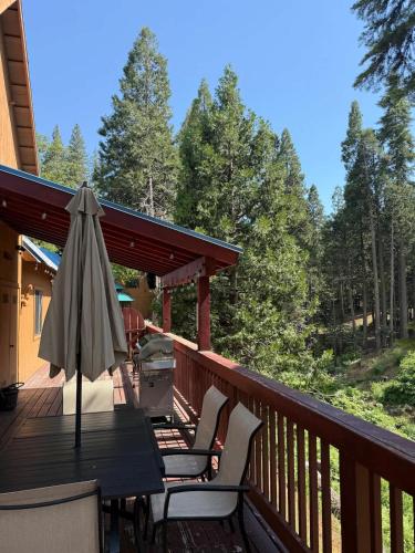 Ember Creek Cabin 3 Bedroom & Loft Family Retreat & Amazing Views in Shaver Lake (CA)