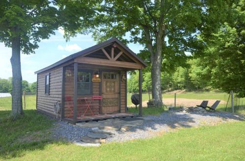 . Serene Glamping Cabin with Luxury Bedding Near Finger Lakes in Ithaca, New York