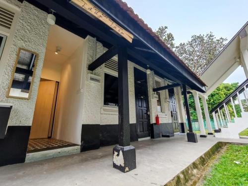 Entrance, D'Monochrome near JJ Thai Cuisine