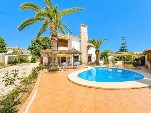 Planta baja independiente en villa con piscina
