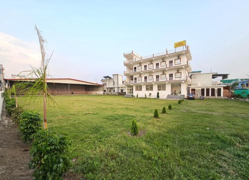 Hotel YesWell - Best Hotel Near Jolly Grant Airport