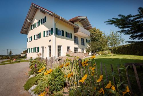 Erlebnishof Eble Doppelzimmer mit hellem Bad in Obergunzburg