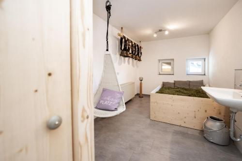 Erlebnishof Eble Doppelzimmer mit hellem Bad in Obergunzburg