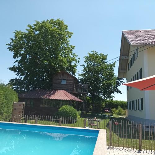 Erlebnishof Eble Doppelzimmer mit hellem Bad in Obergunzburg