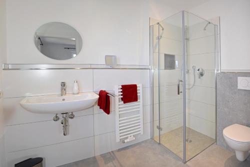 Erlebnishof Eble Doppelzimmer mit hellem Bad in Obergunzburg