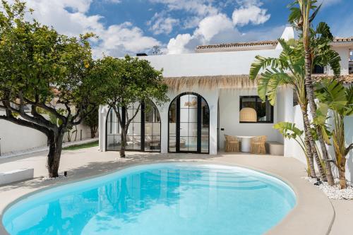 MONKÓ ViLLA AURA