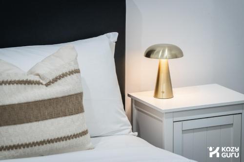 Mascot | Stylish 2BR | Balcony& Parking - image 7