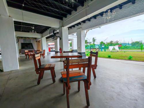 D'Monochrome near JJ Thai Cuisine