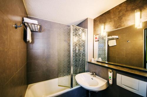 ibis styles Brive Ouest Located in Le Mazaud, ibis styles Brive Ouest is a perfect starting point from which to explore Brive-la-Gaillarde. The property offers a wide range of amenities and perks to ensure you have a great t