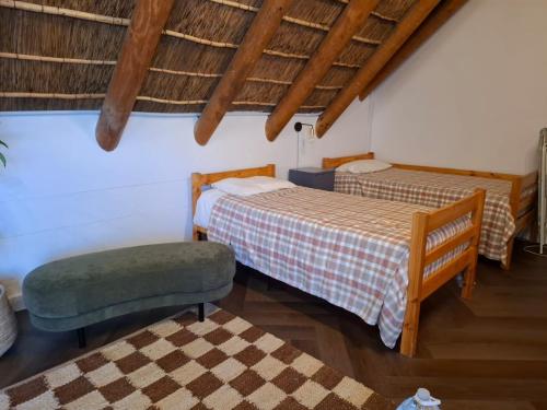 4 twin beds