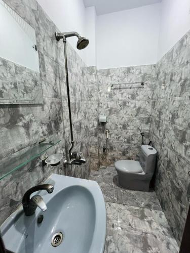The Hotel In Karachi - image 12