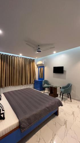 The Hotel In Karachi - main image