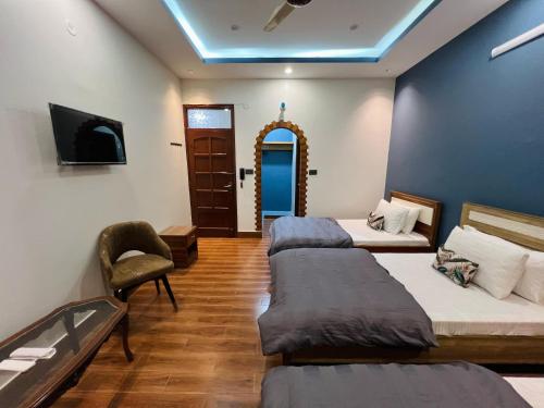 The Hotel In Karachi - image 14