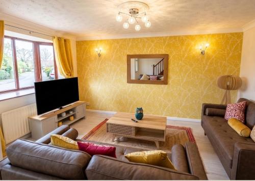 3 Bed Semi - Sleeps 5 - Private Garden & Parking - Quiet Cul De Sac Location - Dog Friendly - Fast Wifi - Close to Motorway Access