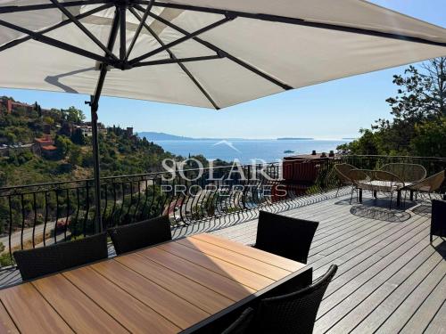 Villa with swimming pool and beach access on foot