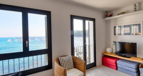 Exclusive front line apartment