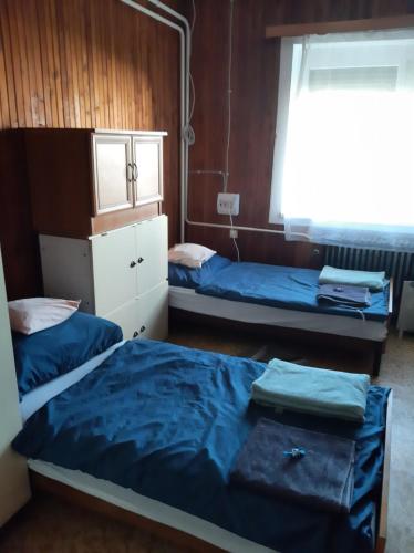 3 twin beds