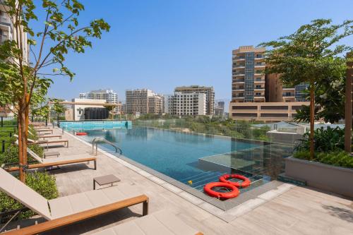 Free housekeeping visits during your stay - StayShort - Bright & Roomy Studio with Balcony - Majan Hub Sleeps 4 - image 8
