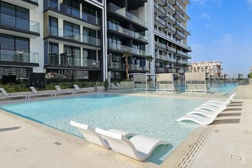 Free housekeeping visits during your stay - StayShort - Ultra-Luxury 2BR in JVC - Private Pool & Panoramic Skyline Terrace - image 14