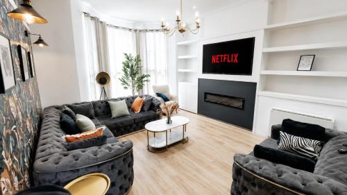 Spacious 5BR Blackpool Home, Cinema Room, Families Welcome, Sleeps 10 – khách sạn tại Nam Shore