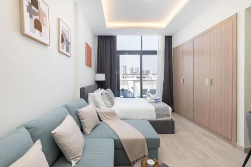 Free housekeeping visits during your stay - StayShort - Minutes to Downtown - Sleek Meydan Apartment with Balcony - Sleeps 4 - image 2