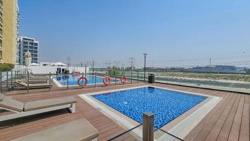 Free housekeeping visits during your stay - StayShort - Minutes to Downtown - Sleek Meydan Apartment with Balcony - Sleeps 4 - main image