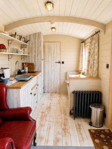 The Eyrie - Scenic Plankbridge Shepherds Hut Retreat in Thorpe-Le-Soken