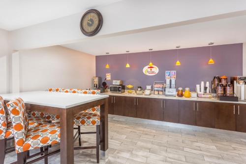 المرافق, Super 8 By Wyndham Locust Grove in Locust Grove