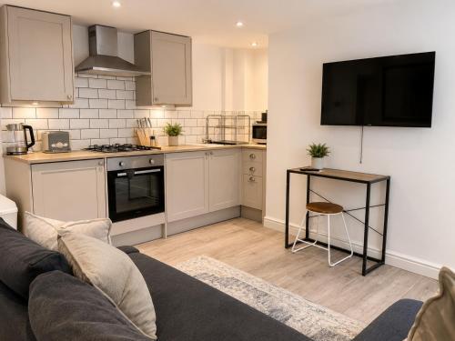 F1 Town Centre Walk to Races! Sleeps 4 - image 2