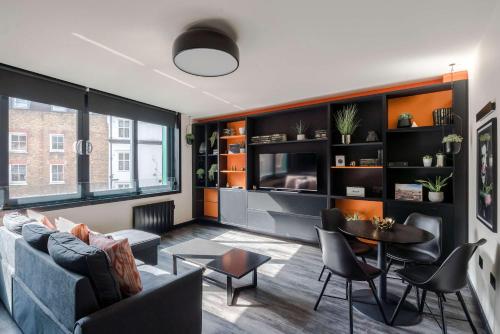 2-Bed Flat Near Leicester Sq - Soho - Sleeps 6, Londýn