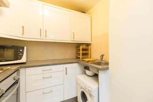 Kensington - One bed apartment with balcony - image 7