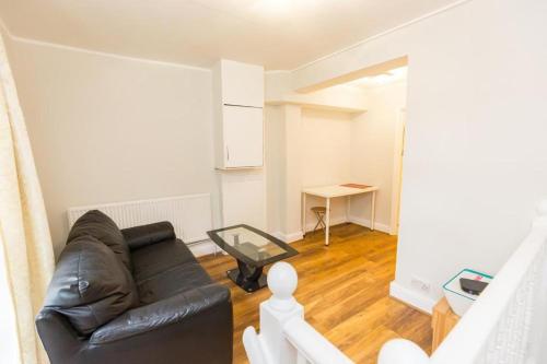Kensington - One bed apartment with balcony - image 11